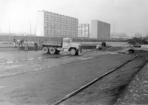 502707 Afbeelding van de werkzaamheden voor de aanleg van het Park De Gagel te Utrecht. Op de achtergrond de ...